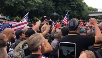 Grupos de derecha y Antifa chocan en Portland