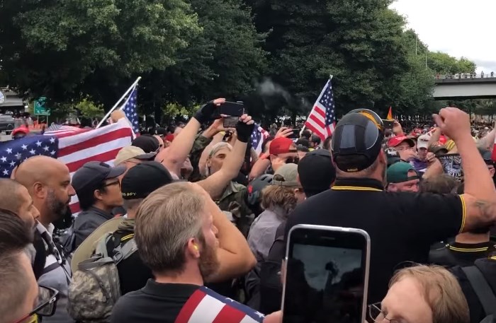 Grupos de derecha y Antifa chocan en Portland.