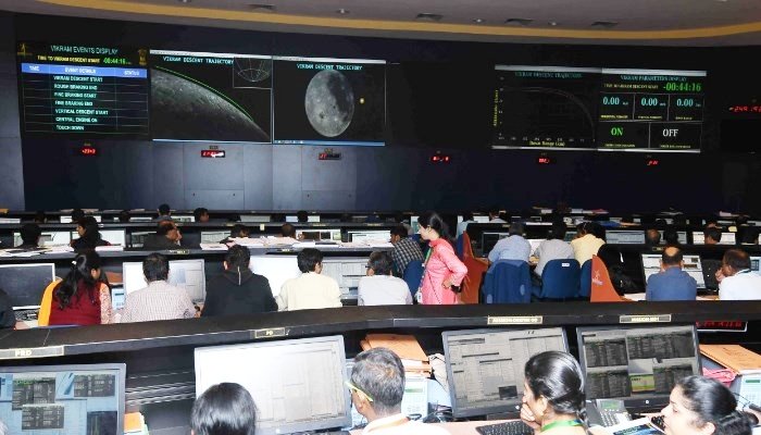 India pierde contacto con módulo de aterrizaje al acercarse a la Luna.