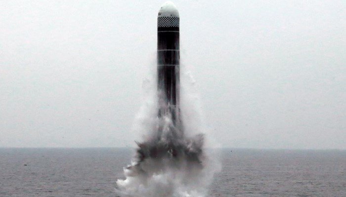 Corea del Norte prueba misiles disparados desde el mar.
