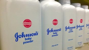 FDA encuentra asbestos en muestra de talco Johnson & Johnson