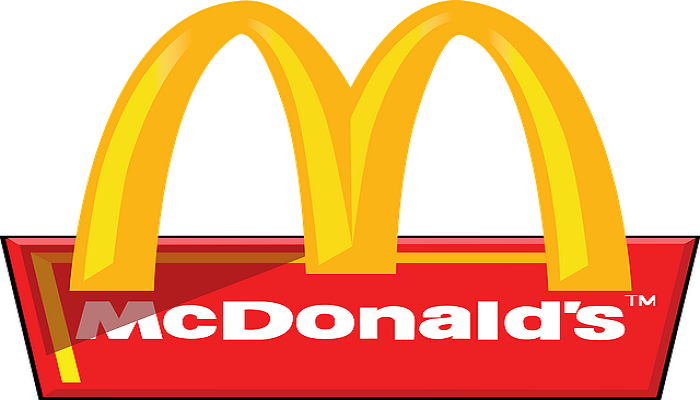 McDonald's destituye al CEO por relación consensuada con empleada.
