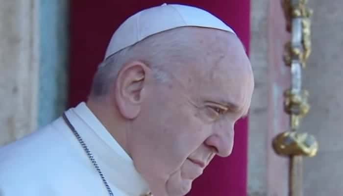 Papa defiende a los migrantes, llama a la paz en mensaje de Navidad.