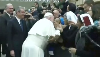 El papa Francisco besa una monja