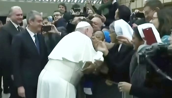 El papa Francisco besa una monja.