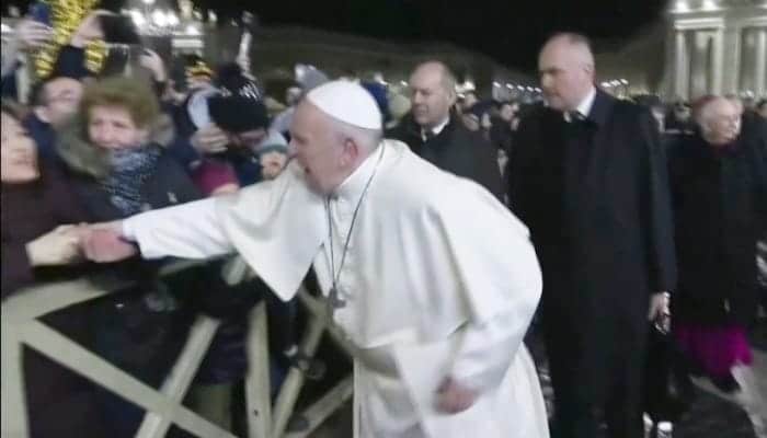 Papa Francisco se disculpa por 'mal ejemplo' al manotear a un peregrino.