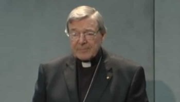 Tribunal anula condena por abuso sexual del cardenal George Pell