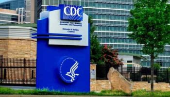 Los CDC advierten que segundo brote de COVID-19 podría ser peor