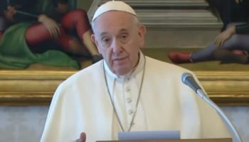 Papa Francisco propone «salario básico universal» para trabajadores desprotegidos