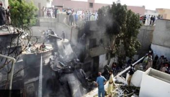 Avión paquistaní con 99 pasajeros se estrella sobre casas de Karachi