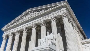 Tribunal superior de Estados Unidos rechaza ley que limita abortos