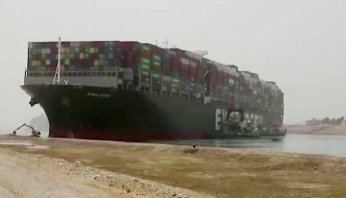 Barco Ever Given sigue bloqueando el Canal de Suez
