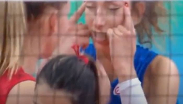 Jugadora de voleibol serbia suspendida después de hacer un gesto racista anti-asiático
