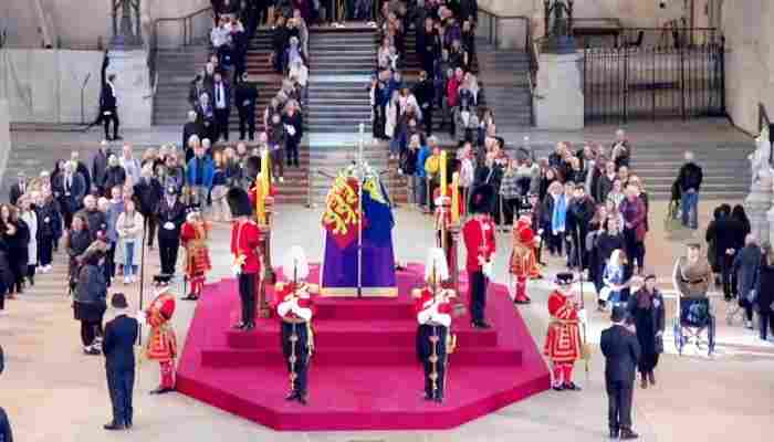 Miles rinden homenaje a la difunta reina Isabel II