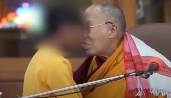 Dalai Lama besa a un niño en los labios y le pide ‘chupa mi lengua’