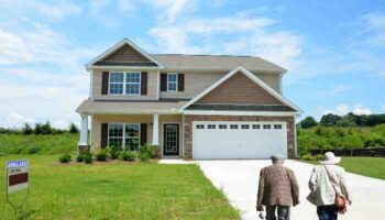 ¿Por qué a las personas mayores en Estados Unidos se les dificulta conseguir nuevas hipotecas?