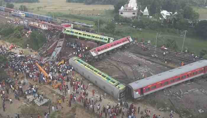 Al menos 288 muertos en choque de trenes en India
