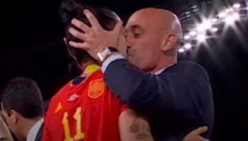 La FIFA inicia procedimiento disciplinario contra dirigente del fútbol español que besó a una jugadora en el Mundial femenino